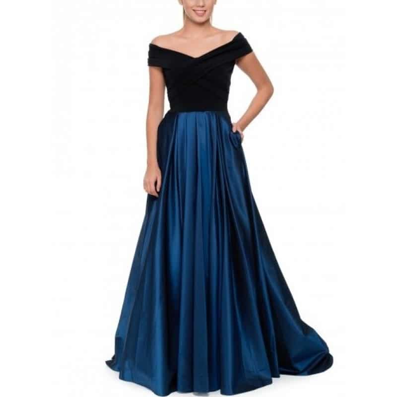 Дълга рокля в синьо - нежност, въплътена в образа на елегантна жена